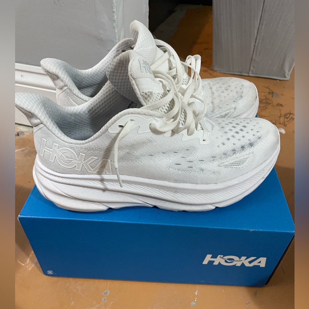 Hoka Clifton 9 Size 8 wide white